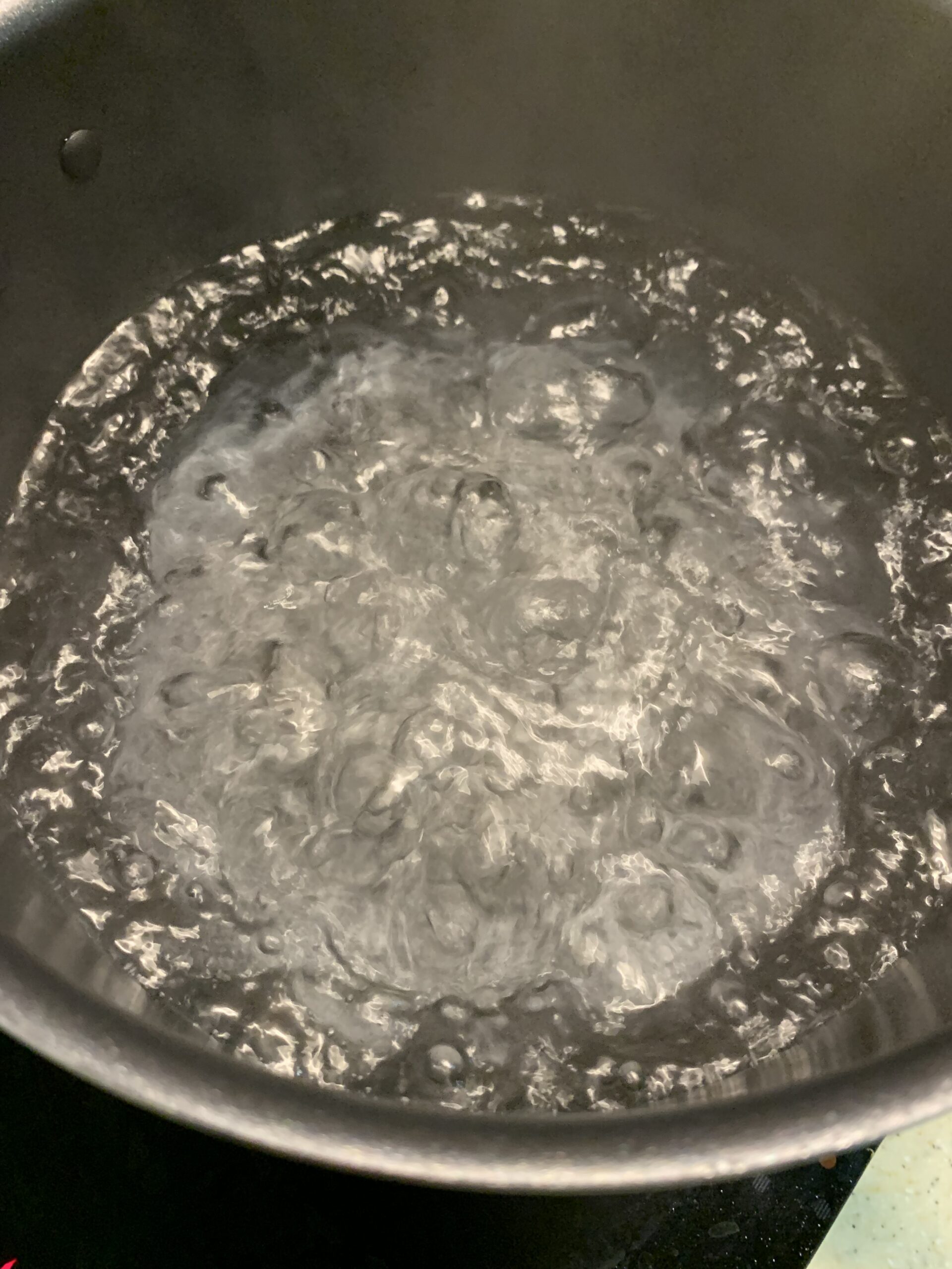 麺を茹でる